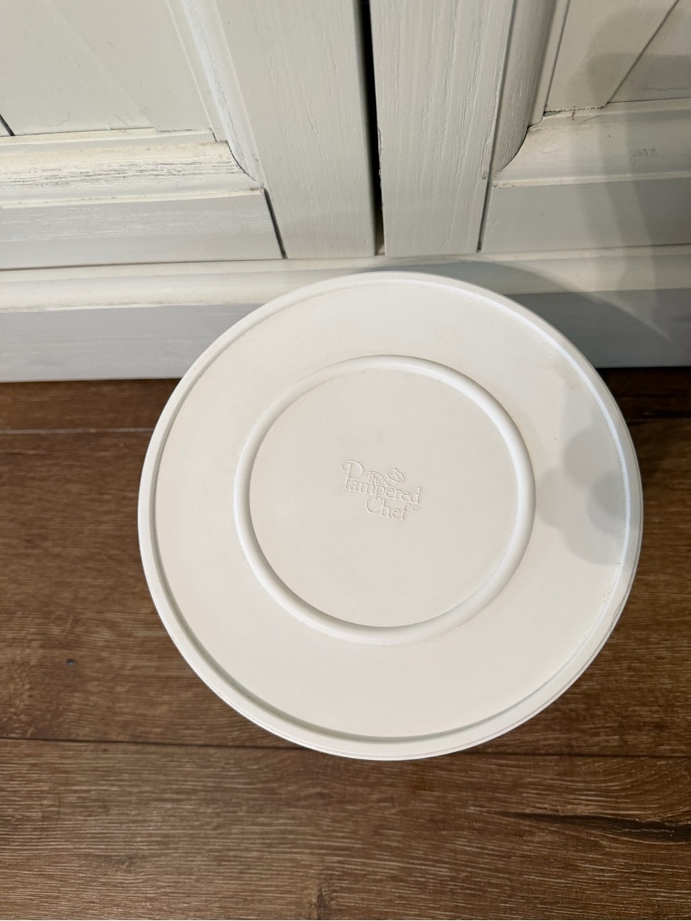 Excellent Pampered Chef Clear Glass Pedestal Trifle Bowl with White Lid - Picture 3 of 6